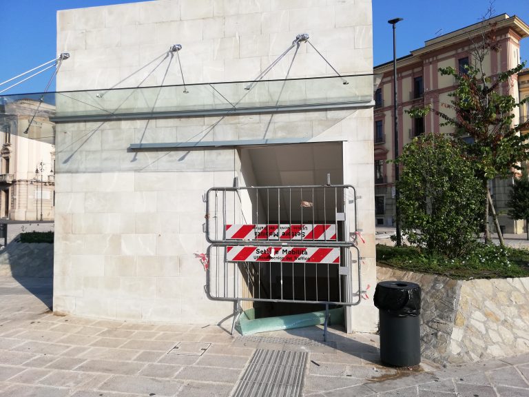 Avellino, vandalizzati i bagni di Piazza Libertà
