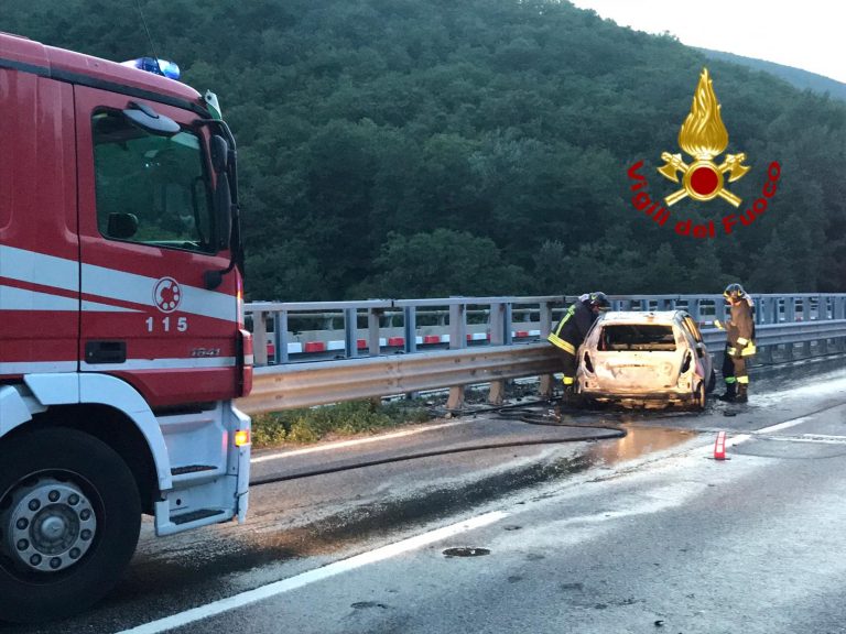 Paura sulla A16, auto prende fuoco nei pressi dell’uscita Avellino ovest