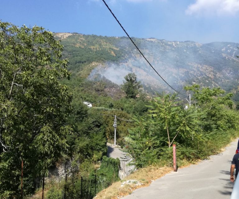 VIDEO/ Incendio nelle campagne di Quadrelle: sul posto anche l’elicottero regionale