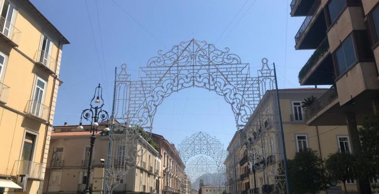 VIDEO/ Ecco le luminarie lungo Corso Vittorio Emanuele. L’Assessore Luongo: “Domani l’inaugurazione ufficiale”