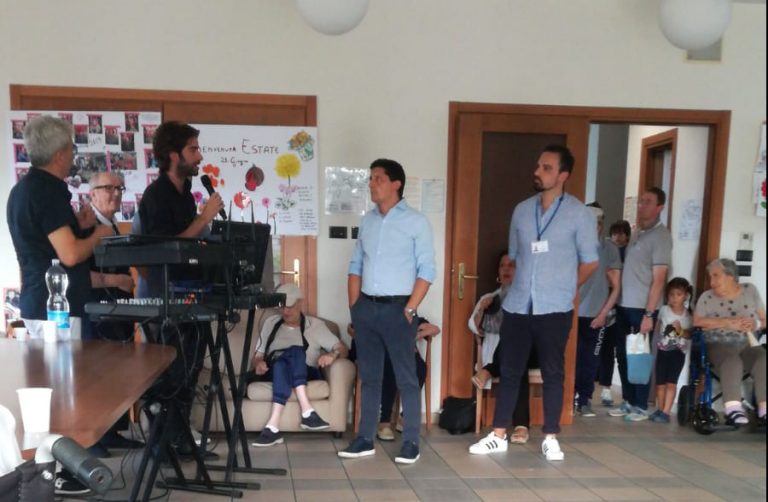 FOTO/ L’Avellino Summer Fest non dimentica gli anziani: spettacolo al “Roseto” con Nico