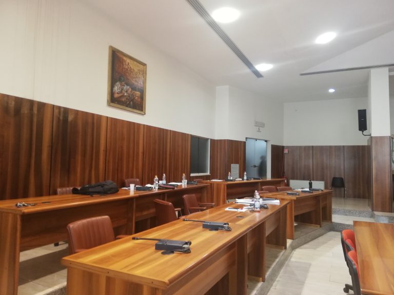 L’opposizione abbandona l’aula: gli assestamenti di bilancio passano con i voti della maggioranza