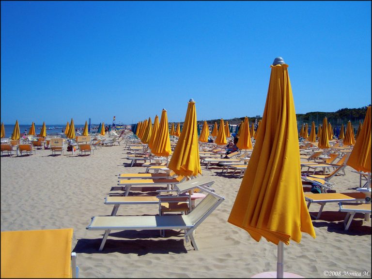 Sempre più ombrelloni chiusi: quasi la metà degli italiani non può permettersi una vacanza