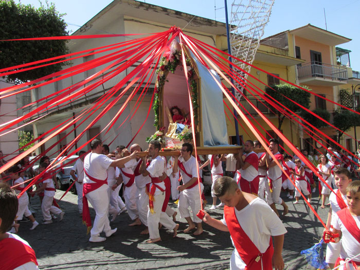 Battenti di Santa Filomena, si accascia a terra e muore: choc a Mugnano