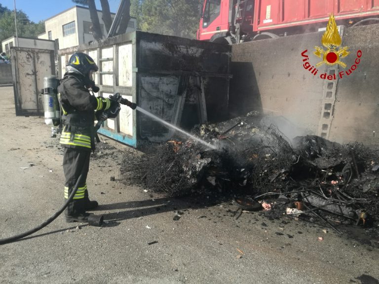 Torre Le Nocelle, incendio in un deposito di rifuti