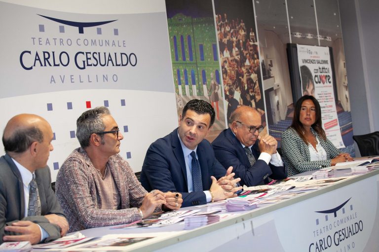 Tradizione e comicità: al “Gesualdo” arriveranno Salemme, Siani, Lello Arena e tanti altri