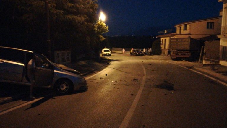 FOTO/ Schianto a Mirabella Eclano: auto e camion fuori strada. Una persona soccorsa