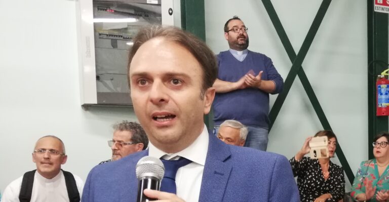 La scuola nel periodo del Covid, al “Perna Alighieri” di Avellino ecco l’outdoor: letture e teatro nel parco