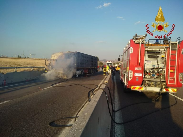 Vallata, tir di pomodori in fiamme sull’autostrada