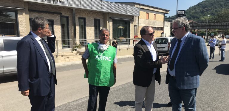Incendio Pianodardine, primo campionamento Arpac su diossine: domani nuovi dati