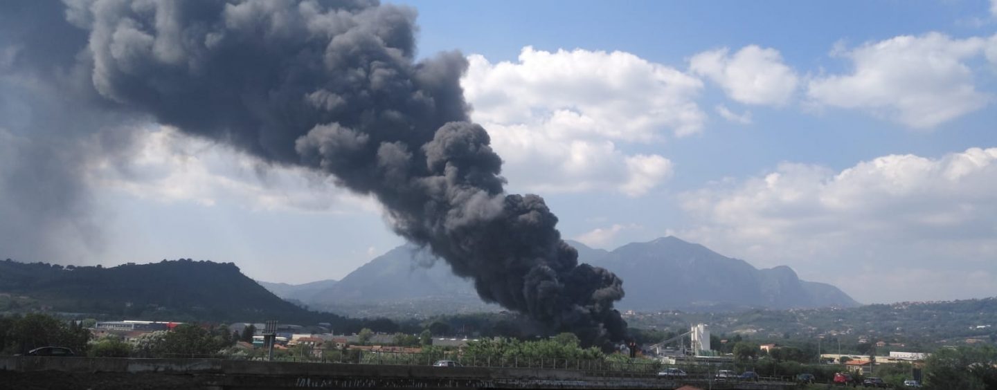 Esplosione a Pianodardine, porte e finestre chiuse e si eviti di uscire: dichiarato lo stato di emergenza