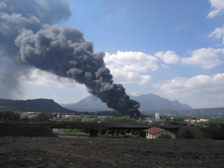 Esplosione a Pianodardine, porte e finestre chiuse e si eviti di uscire: dichiarato lo stato di emergenza
