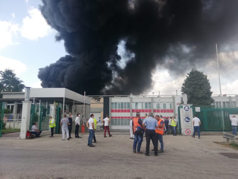 Maxi incendio a Pianodardine, Irpiniambiente: “Sospesa attività Stir. Sostegno ai caschi rossi”