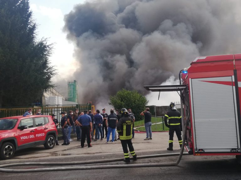 VIDEO/ Pompa di benzina a pochi passi dalla ICS, i vigili del Fuoco evitano la tragedia
