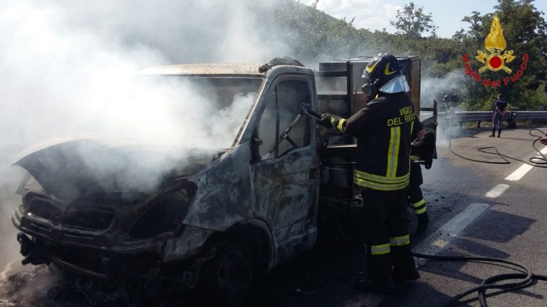 VIDEO-FOTO/ Autocarro che trasporta gruppo elettrogeno in fiamme sull’A16: nessun ferito ma disagi al traffico