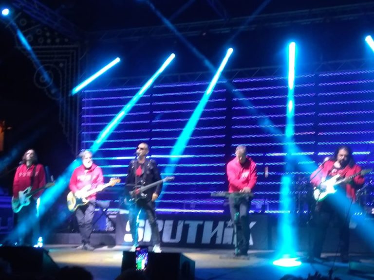 Spray urticante al concerto: spruzzato per dividere cani randagi. Grande successo per Luca Carboni a San Potito