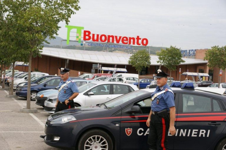 Furto di parmigiano e non solo, i carabinieri “beccano” due giovani donne