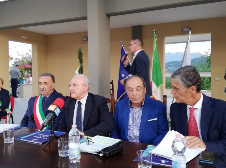 VIDEO / “Si smetta di governare con i tweet e si crei lavoro per 200mila giovani del Sud”. Conte 2, la “ricetta” di De Luca