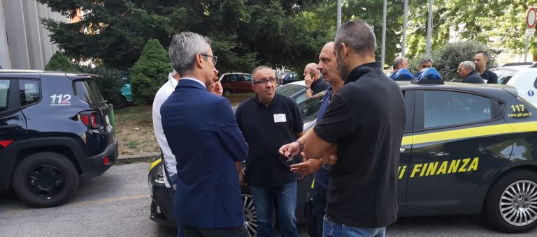 FOTO/ Lavoratori Ics questa mattina pacificamente dinanzi al tribunale