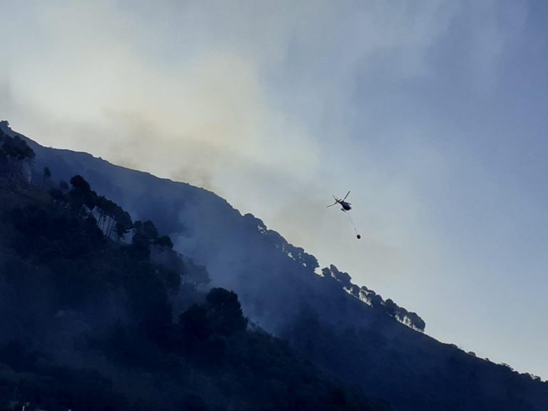 Maxi incendio Sarno: cittadini evacuati e scuole chiuse. Decollati elicotteri e canadair