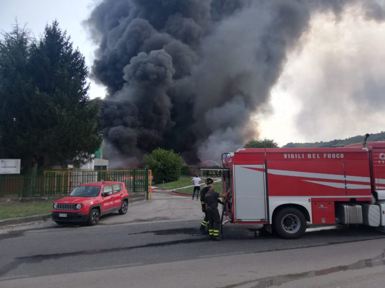 “Diossine in netta diminuzione”. Incendio Avellino, diffuso il secondo campionamento Arpac