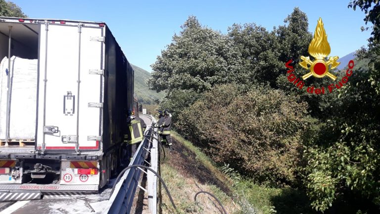 Autotreno in fiamme lungo l’A16, i Vigili del Fuoco evitano il peggio