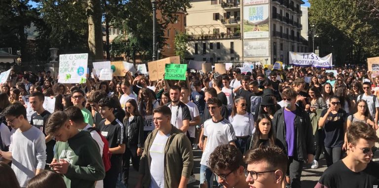 VIDEO-FOTO/ “Non siamo in piazza per cose stupide”: in migliaia ad Avellino per il terzo Global Strike