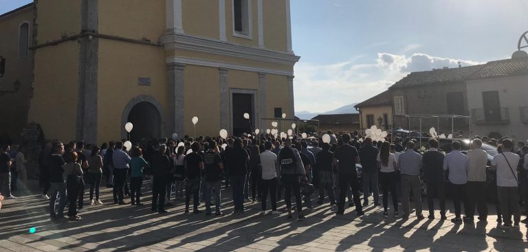 “Muore giovane chi è caro a Dio”. Palloncini bianchi e striscioni per l’ultimo saluto a Gianluca