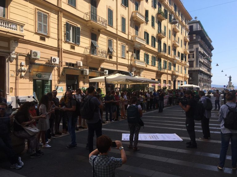 Navigator campani legati simbolicamente davanti al palazzo della Regione
