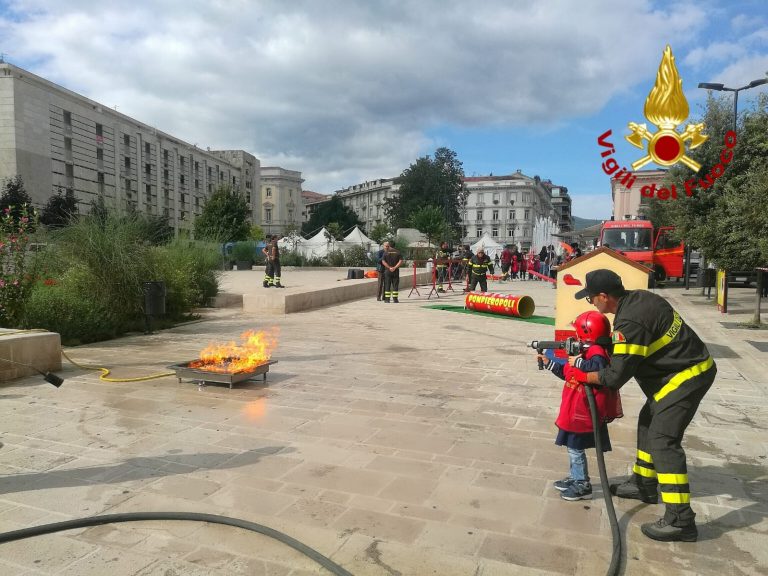 FOTO/ Pompieropoli: bimbi vigili del fuoco per un giorno ad Avellino
