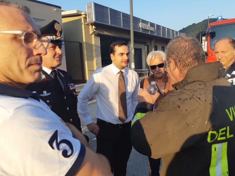 Incendio, il sottosegretario Sibilia direttamente sul posto. “Sto monitorando la situazione fin dal primo momento”