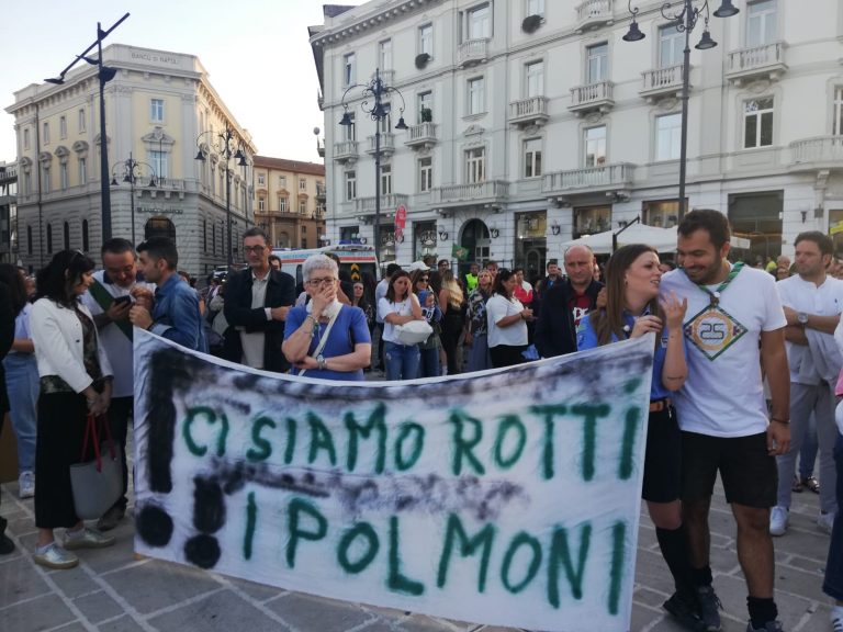 FOTO / Fiaccole accese contro l’indifferenza e per la vita: “Lavoro e ambiente, binomio possibile”. Dall’Ics il riscatto dell’Irpinia