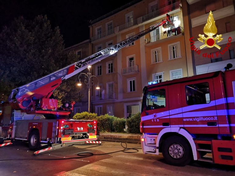 Cucina in fiamme, paura in pieno centro. Vigili del fuoco salvano anziana ed il suo cane