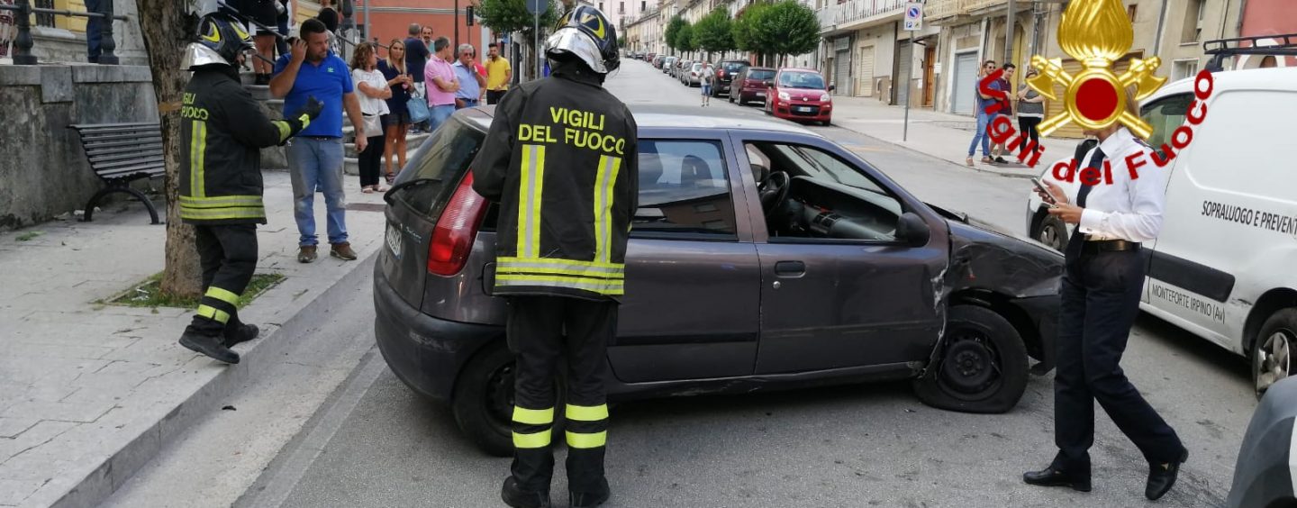 Sbanda e finisce contro auto in sosta. 45enne “liberato” dai vigili del Fuoco, è in ospedale