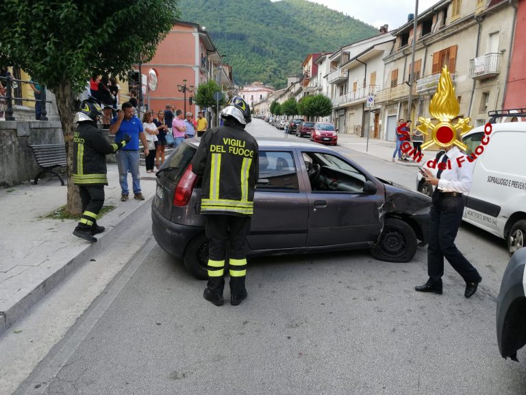 Sbanda e finisce contro auto in sosta. 45enne “liberato” dai vigili del Fuoco, è in ospedale