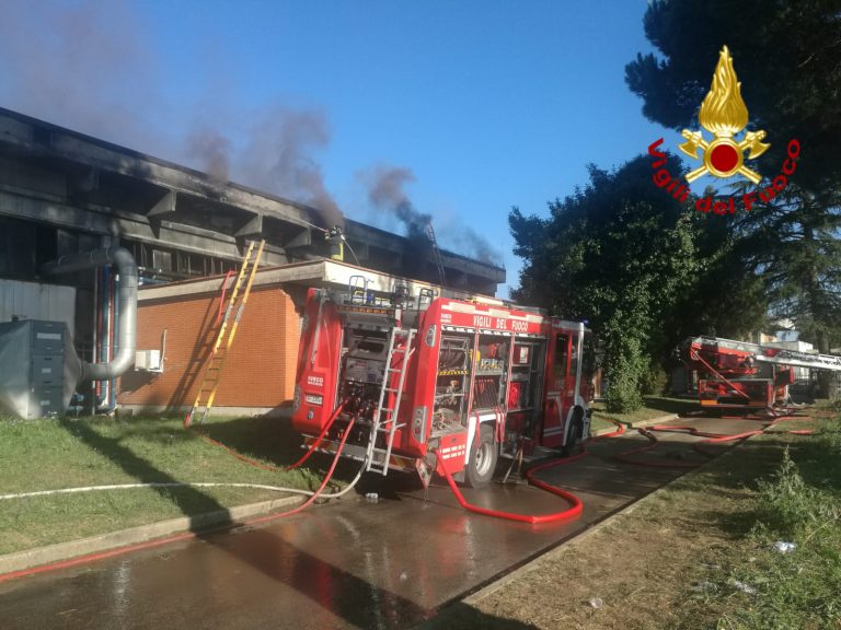 Incendio, i primi dati: valori nella norma, nessun allarme. In attesa di notizie sulla diossina