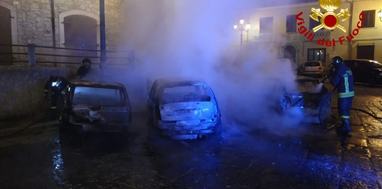 Tre autovetture in fiamme a Montemiletto: notte di lavoro per i caschi rossi