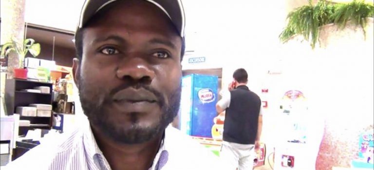 VIDEO/ Joseph, il migrante che distribuisce curriculum in un supermercato di Avellino per trovare lavoro