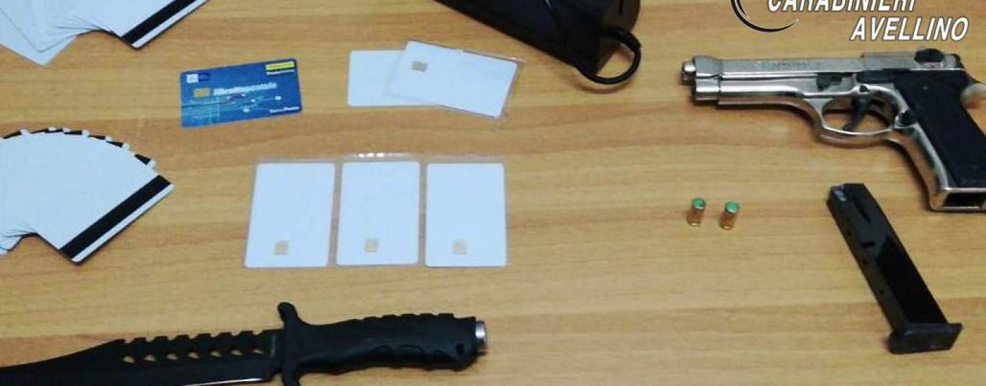 Nasconde in casa armi e strumenti per duplicare le carte di credito: nei guai un 20enne