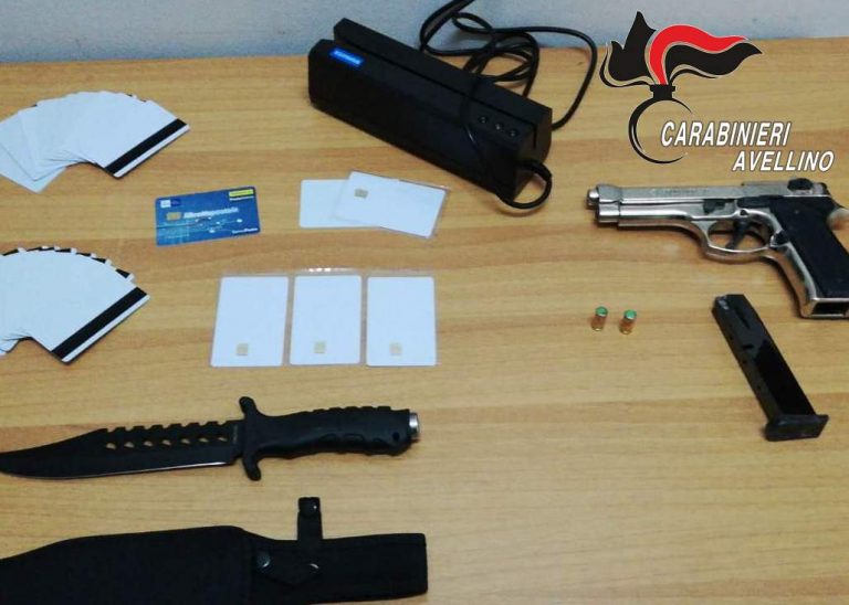 Nasconde in casa armi e strumenti per duplicare le carte di credito: nei guai un 20enne