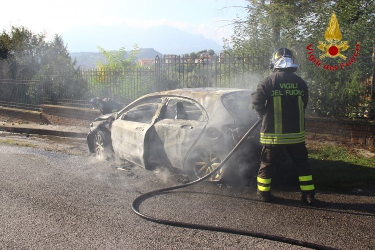 Auto in fiamme a San Potito Ultra, i Vigili del Fuoco evitano il peggio