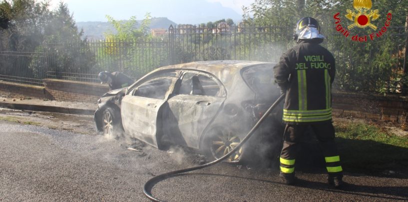 Auto in fiamme a San Potito Ultra, i Vigili del Fuoco evitano il peggio