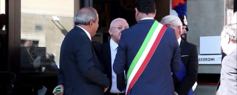 VIDEO/ De Luca a Festa: “Dici troppe stronz…”. Enzo Costanza interpreta i gesti del sindaco