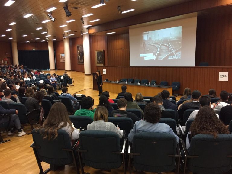 A scuola di educazione finanziaria: 400 studenti alla conferenza-spettacolo della Bper di Avellino