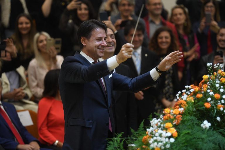 Premier Conte direttore d’orchestra per un giorno al Conservatorio di Avellino. “Ragazzi studiate perché è importante”