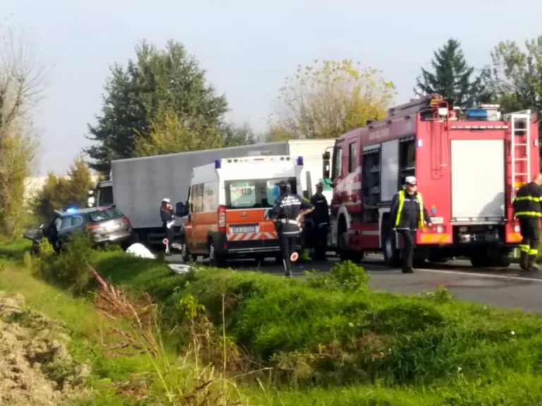 Scontro frontale sulla Nazionale per Carpi, muore automobilista 75enne originario di Avellino