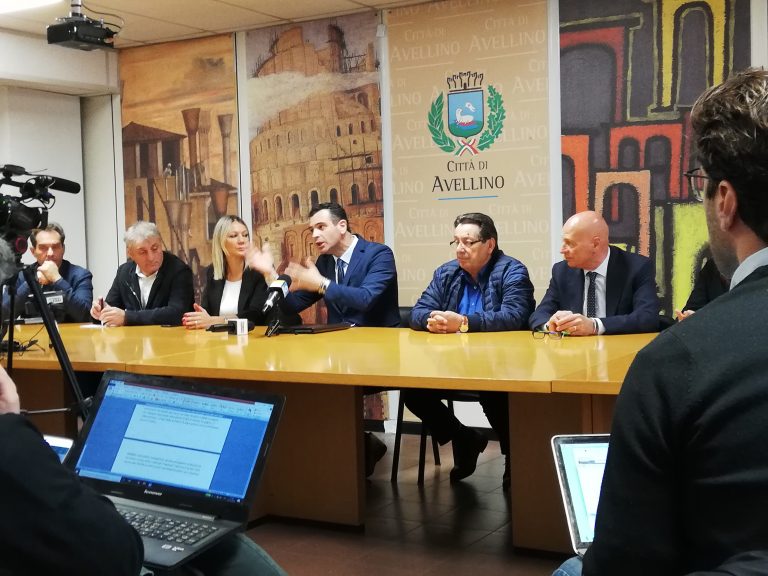 VIDEO / Festa, ecco i primi 100 giorni da sindaco. Passata l’estate si pensa al Natale: “Per Ferragosto meritiamo una statua”