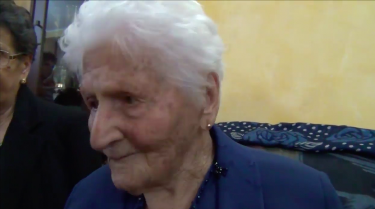 VIDEO/ I 100 anni di nonna Filomena: “Bevo Coca Cola, guardo in tv uomini e donne della De Filippi e vesto alla moda”
