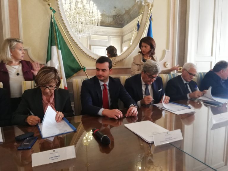 VIDEO / “Gli imprenditori vengano ad investire in Irpinia: qui lo Stato è più forte della camorra”: il messaggio di Sibilia all’Italia onesta