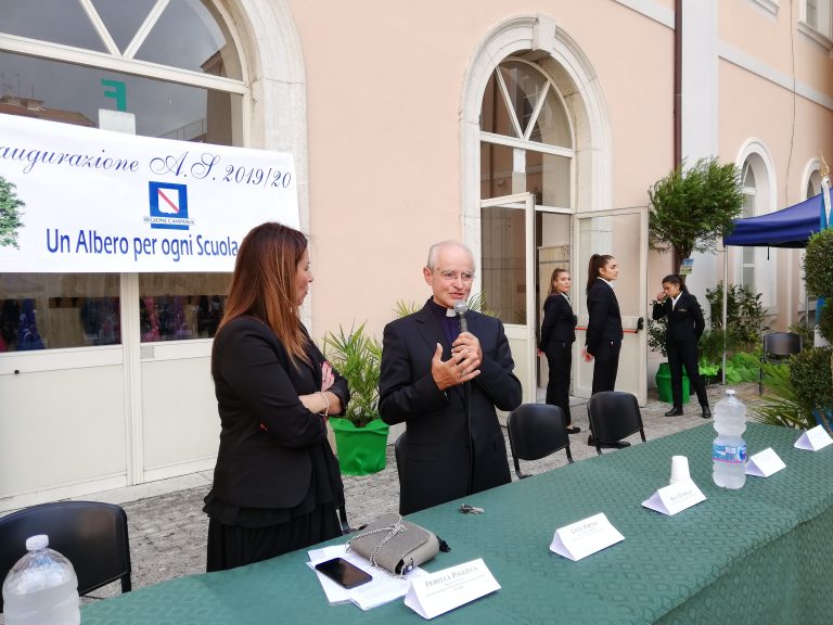 Vescovo Arturo agli studenti: “Al male rispondete sempre con il bene”. E sulla camorra…